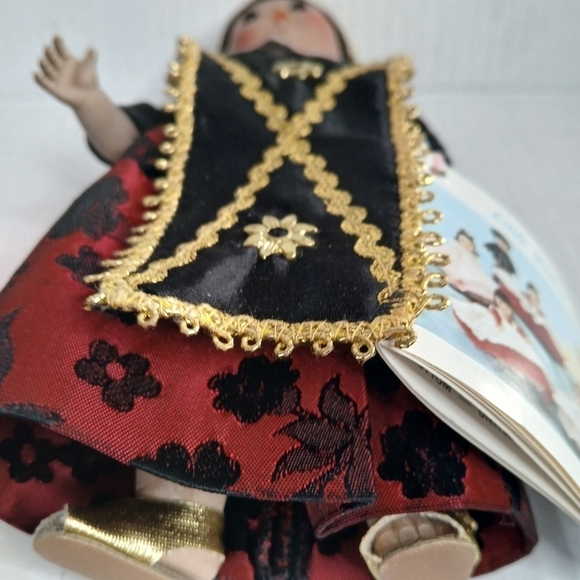 Indonesia - Boxed International-8" Doll by Madame Alexander #579 Retired 1988 - Picture 7 of 8